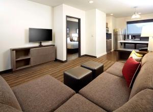 匹兹堡匹兹堡布鲁姆菲尔德莎迪赛德悦府酒店的带沙发和电视的客厅