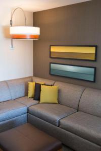 查尔斯顿查尔斯顿凯悦嘉轩酒店 - 历史区的客厅的沙发配有黄色枕头