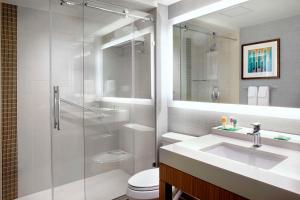 迈阿密迈阿密机场东凯悦嘉轩酒店的带淋浴、盥洗盆和卫生间的浴室