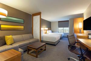 贝德福德公园芝加哥中途机场凯悦嘉轩酒店的酒店客房,配有床和沙发