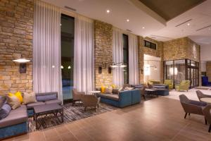 帕克城城市公园凯悦嘉轩酒店的一个带沙发和椅子的大堂和砖墙