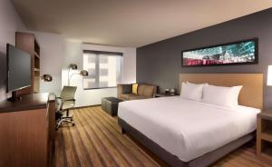 波特兰波特兰/市中心Hyatt house酒店的酒店客房设有一张大床和一台电视机。