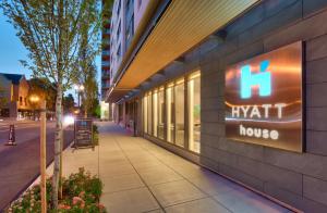 波特兰波特兰/市中心Hyatt house酒店的建筑的侧面有标志