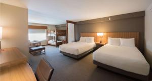奥兰多Hyatt Place Orlando/Lake Buena Vista的酒店客房配有两张床和一张书桌