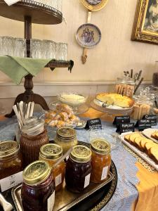 都灵Ai Savoia B&B - Guest House的一张桌子,上面有一罐蜂蜜和其他食物