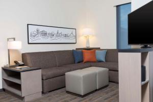 奥斯汀奥斯汀/市中心悦府酒店的带沙发和平面电视的客厅
