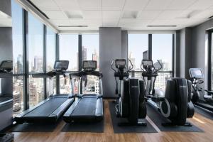 纽约纽约/切尔西凯悦嘉寓酒店的健身房设有跑步机和椭圆机