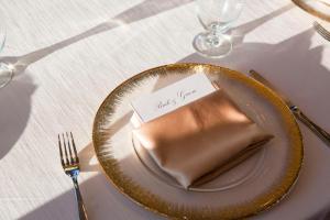 查尔斯顿查尔斯顿凯悦酒店 - 位于历史区的桌上带餐巾的金牌