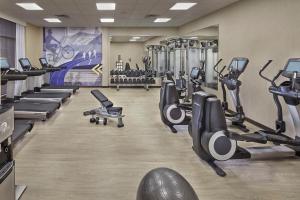 州学院州学院凯悦嘉轩酒店的健身房设有跑步机和有氧运动器材