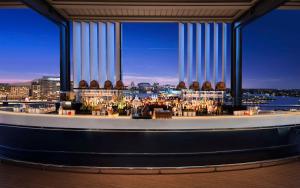 悉尼悉尼凯悦酒店的一间位于大楼顶部的酒吧,享有美景