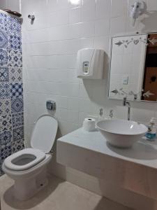 阿拉沙Aconchego的白色的浴室设有卫生间和水槽。