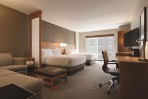 华盛顿华盛顿乔治城西区凯悦酒店的酒店客房配有两张床和一张书桌