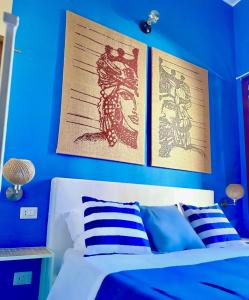 卡普多兰多Qurchiti的蓝色卧室配有一张床和墙上的两张海报