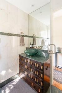 旧金山Secret Garden Stay - Perfect SF Location的一间带绿色水槽和镜子的浴室