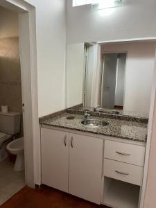 米娜克拉韦罗Hotel Aimara的一间带水槽和镜子的浴室