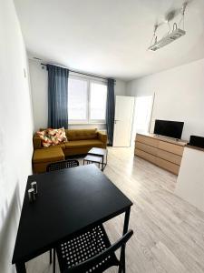 PrievozBanselova apartment的客厅配有沙发和桌子