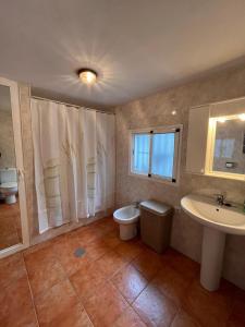 卡索拉Casa Los Belenes的一间带水槽和卫生间的浴室以及窗户。