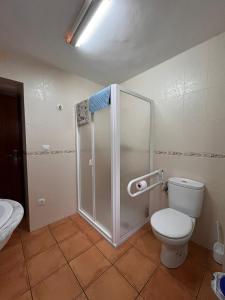 卡索拉Casa Los Belenes的浴室配有淋浴间和卫生间。