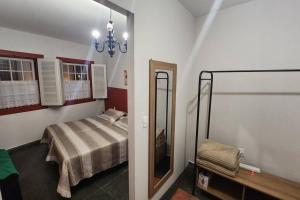 圣若昂-德雷CASA DOS SINOS的一间小卧室,配有一张床和镜子