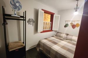 圣若昂-德雷CASA DOS SINOS的一间卧室设有一张床和一个窗口