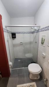 圣若昂-德雷CASA DOS SINOS的一间带卫生间和淋浴的小浴室