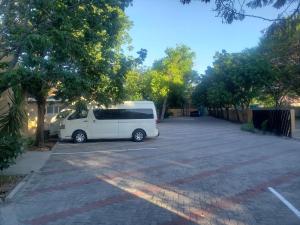 马翁Kamanga Safari Lodge的停在停车场的白色货车