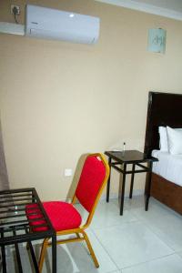 马翁Kamanga Safari Lodge的一间带椅子、一张床和一张桌子的房间