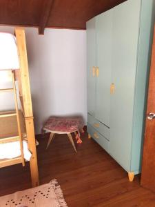 蓬塔阿雷纳斯Departamento cerro de la cruz的一间卧室设有双层床、梯子和凳子