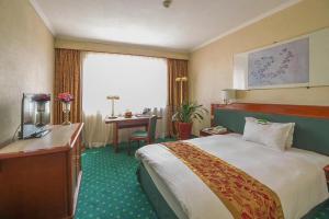 顺义北京国都大饭店的配有一张床和一张书桌的酒店客房