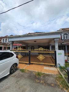 哥打巴鲁Ruhani Homestay 3 KB - 4 Bedroom Fully Airconditioned with WIFI & Netflix的停在房子前面的白色汽车