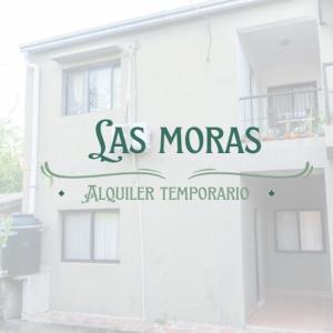 梅赛德斯Deptos Las Moras的白色建筑的侧面标志