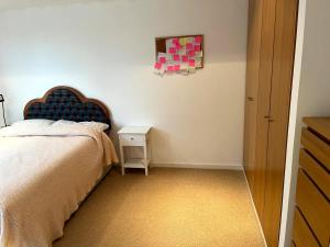 格拉斯哥Spacious Queen Bed City Centre Penthouse With Balcony - Homeshare - Live In Host的卧室配有一张床,床头柜位于床边。