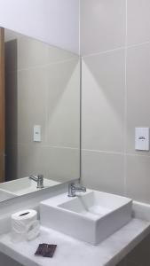 里约布兰科Cubo Hotel的白色的浴室设有水槽和镜子