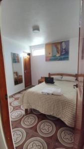 HuantaHOTEL HUANTA - MORENOS的卧室配有一张床