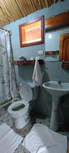 Puerto Velasco IbarraEl Pajas的一间带卫生间和水槽的浴室