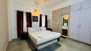 卡尔佩特塔Western Ghats Holiday Home的卧室配有白色的床