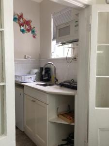 拿骚Downtown Nassau Oasis Unit 1的厨房配有水槽和微波炉