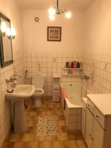 波兹南Noclegi Room Odlot Ławica 24h的浴室配有盥洗盆、卫生间和浴缸。