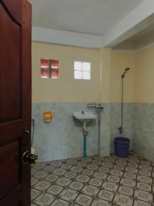 Krong KrachehMelop Koki Homestay 7的一间带水槽和淋浴的浴室