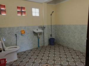 Krong KrachehMelop Koki Homestay 7的一间带卫生间和水槽的浴室