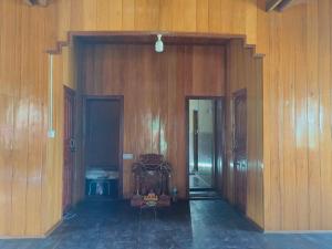 Krong KrachehMelop Koki Homestay 7的一间空房间,设有木镶板墙和走廊