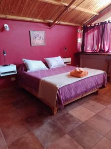 佩休尼亚镇Depa centro comercial的一间卧室配有一张带粉红色墙壁的大床