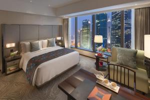 上海上海浦东文华东方酒店的一间卧室设有一张大床和一个大窗户