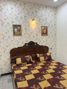 潘切库拉Authentic Indian Culture的一间卧室配有床,床上装有被子
