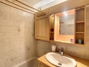 孔布卢Appartement Combloux, 3 pièces, 5 personnes - FR-1-560-120的浴室配有盥洗盆、镜子和浴缸