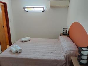 巴拉那Alquiler temporario. El Paraná的房间里的一张床位,上面有两条毛巾