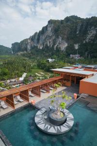 奥南海滩Hotel Adam Krabi的一座带游泳池和山脉的度假村