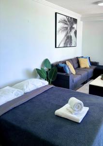 黄金海岸阿奎林布罗德沃特酒店的酒店客房,配有床和沙发