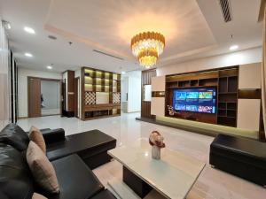 胡志明市Vinhomes Central Park Apartment- Landmark Luxury的带沙发和电视的客厅
