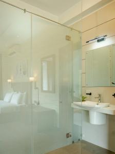卡卢特勒Kurokawa Kalutara的一间带玻璃淋浴和水槽的浴室